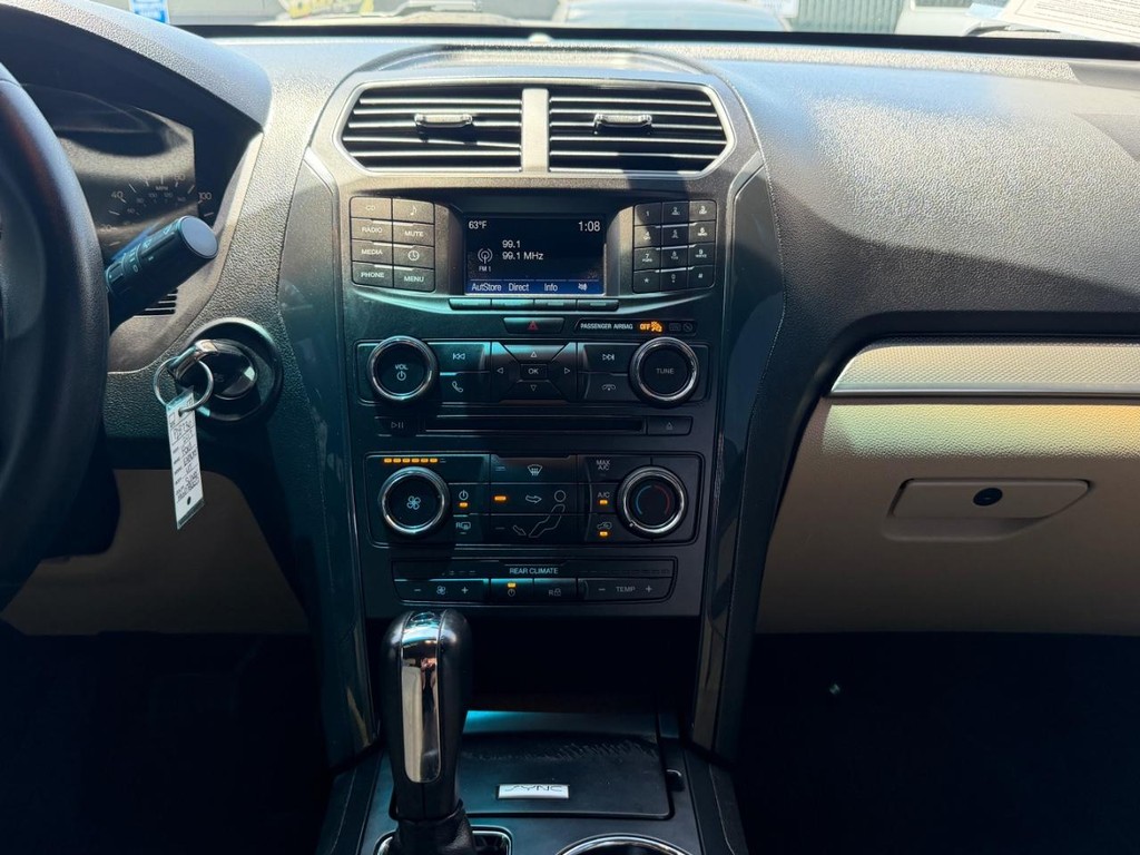 Ford Explorer Vehicle Full-screen Gallery Image 25