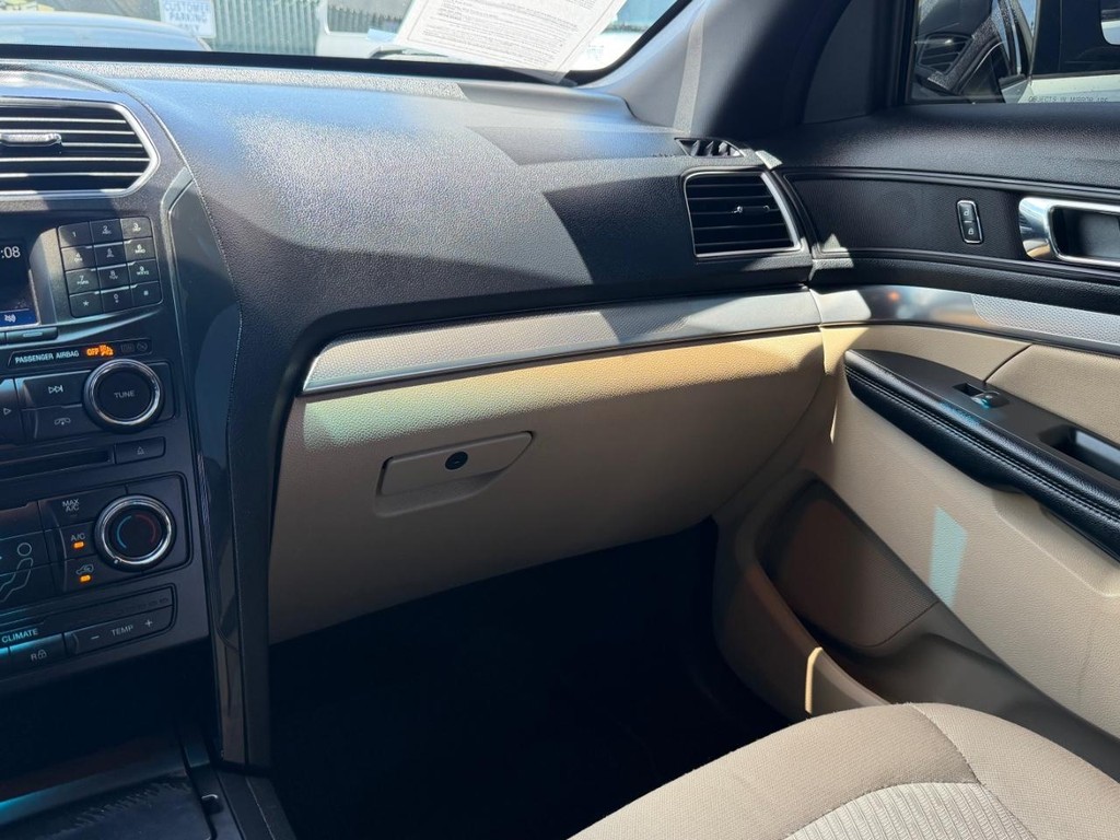 Ford Explorer Vehicle Full-screen Gallery Image 26