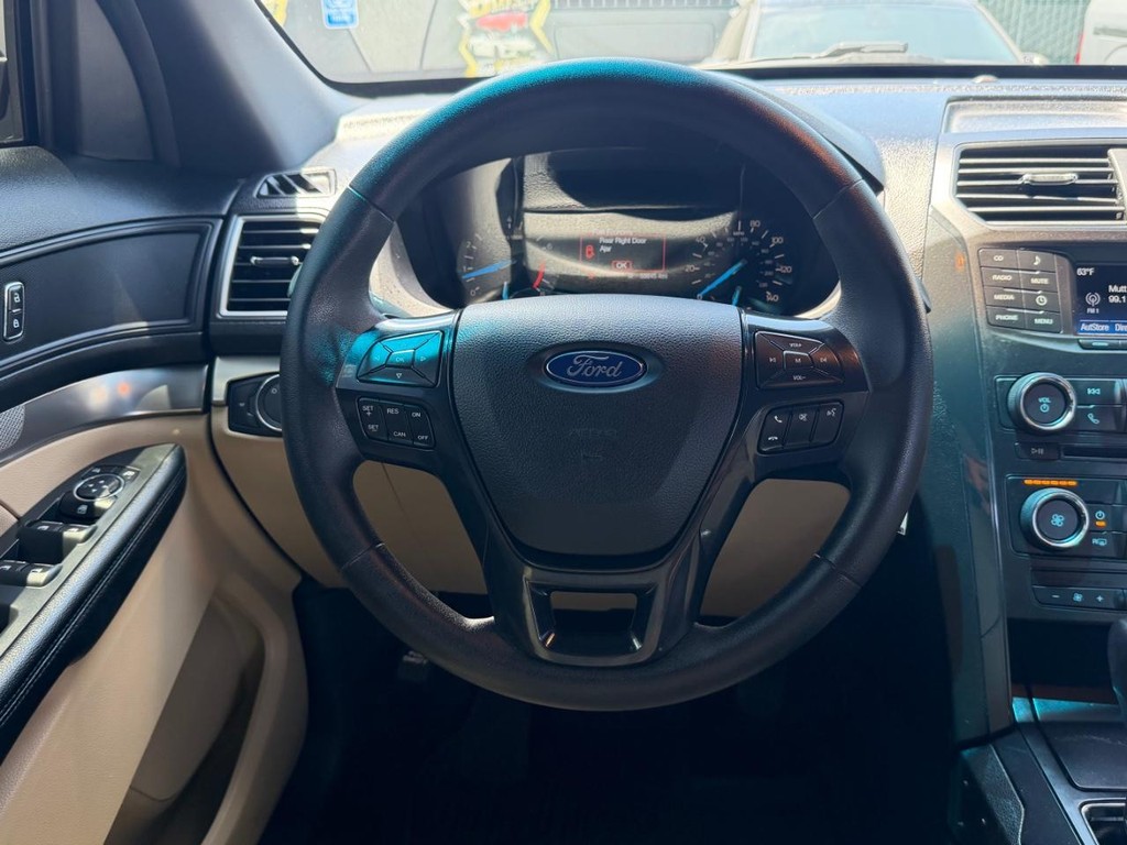 Ford Explorer Vehicle Full-screen Gallery Image 27