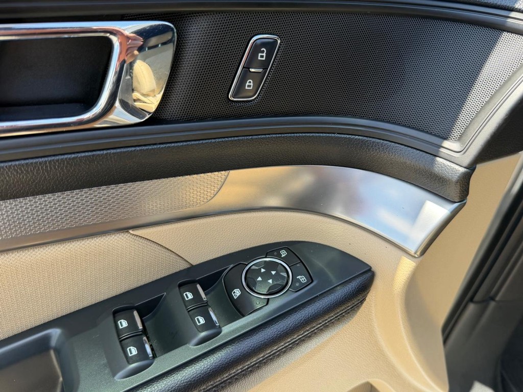 Ford Explorer Vehicle Full-screen Gallery Image 31