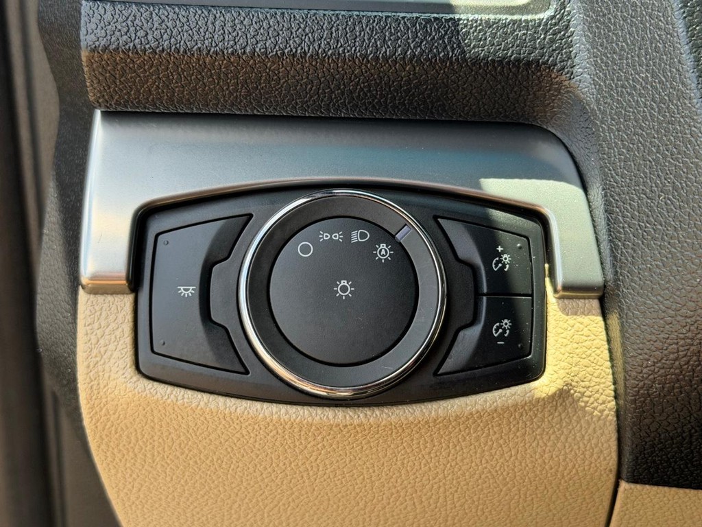 Ford Explorer Vehicle Full-screen Gallery Image 32