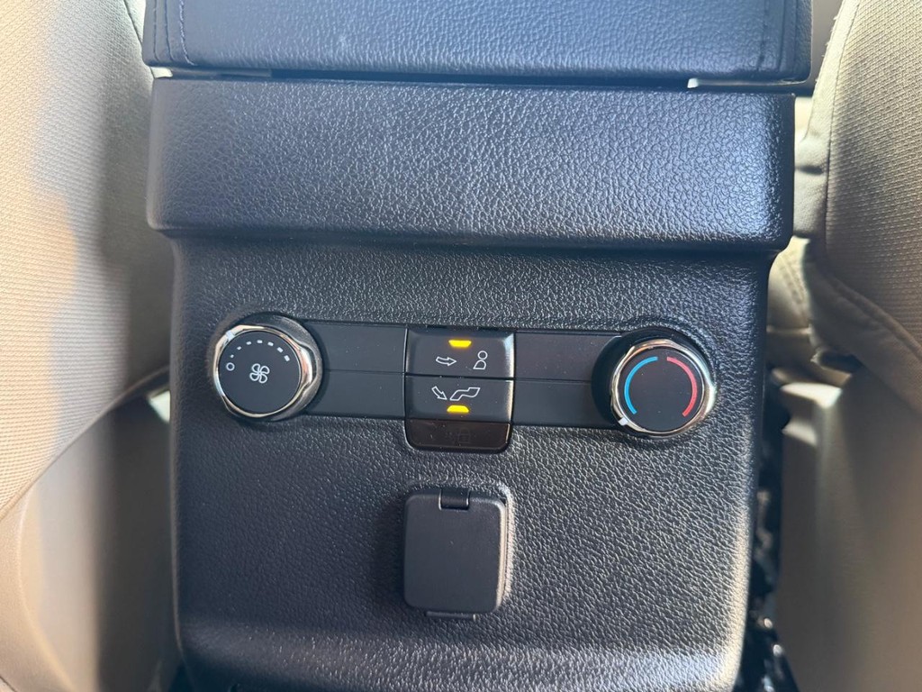 Ford Explorer Vehicle Full-screen Gallery Image 35