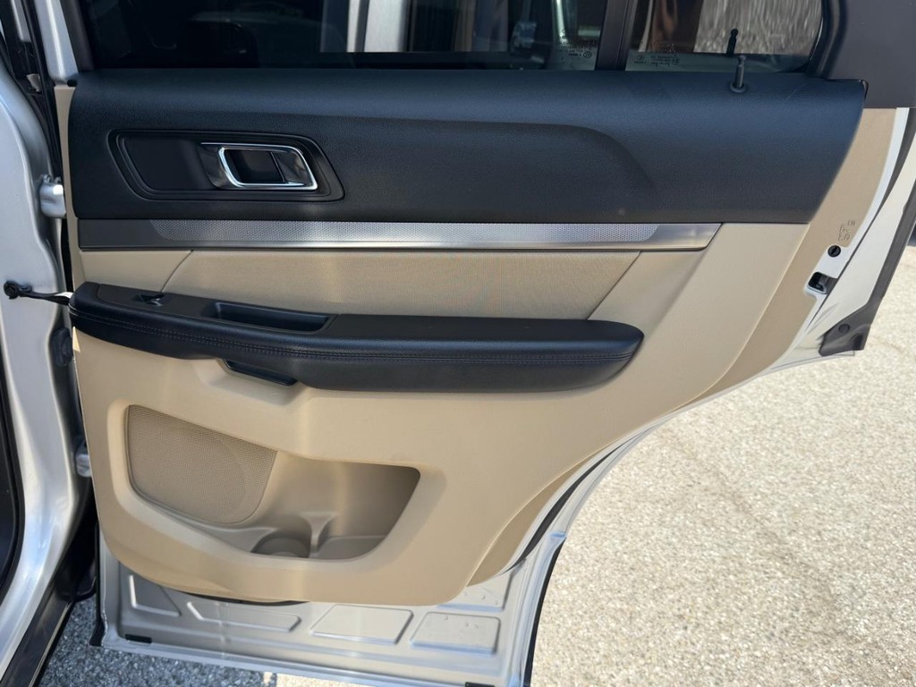 Ford Explorer Vehicle Full-screen Gallery Image 36