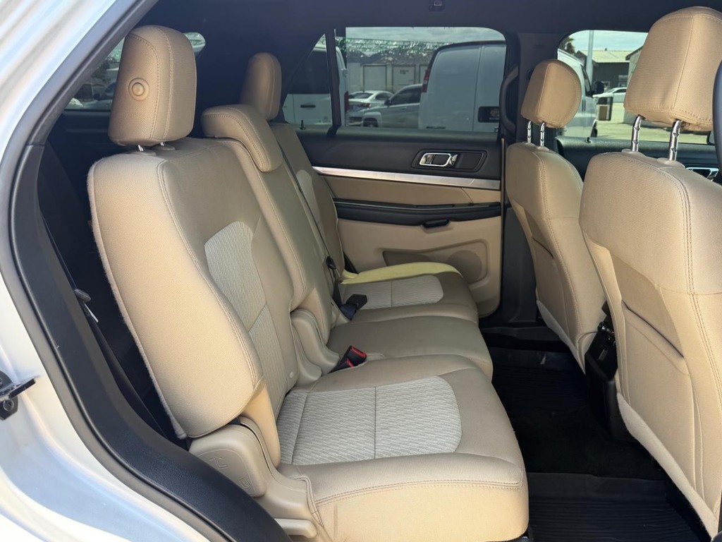 Ford Explorer Vehicle Full-screen Gallery Image 37