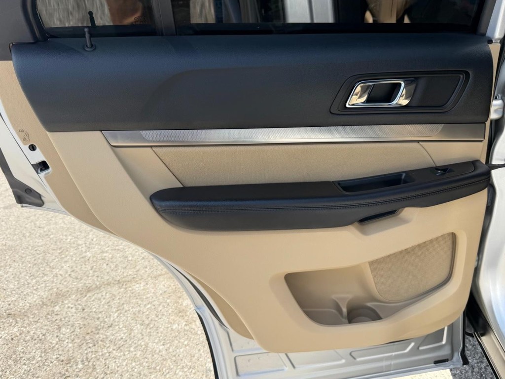 Ford Explorer Vehicle Full-screen Gallery Image 39