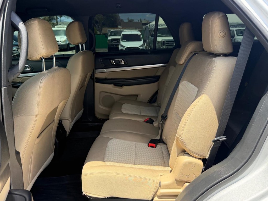 Ford Explorer Vehicle Full-screen Gallery Image 40