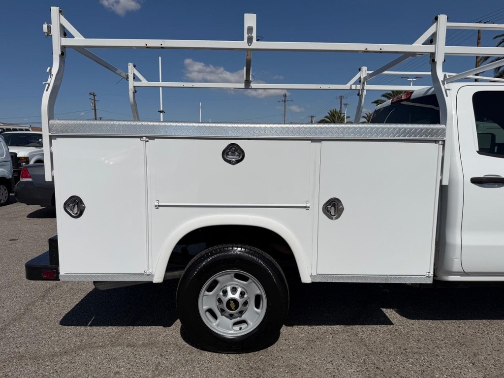 Chevrolet Silverado 2500HD Vehicle Full-screen Gallery Image 15
