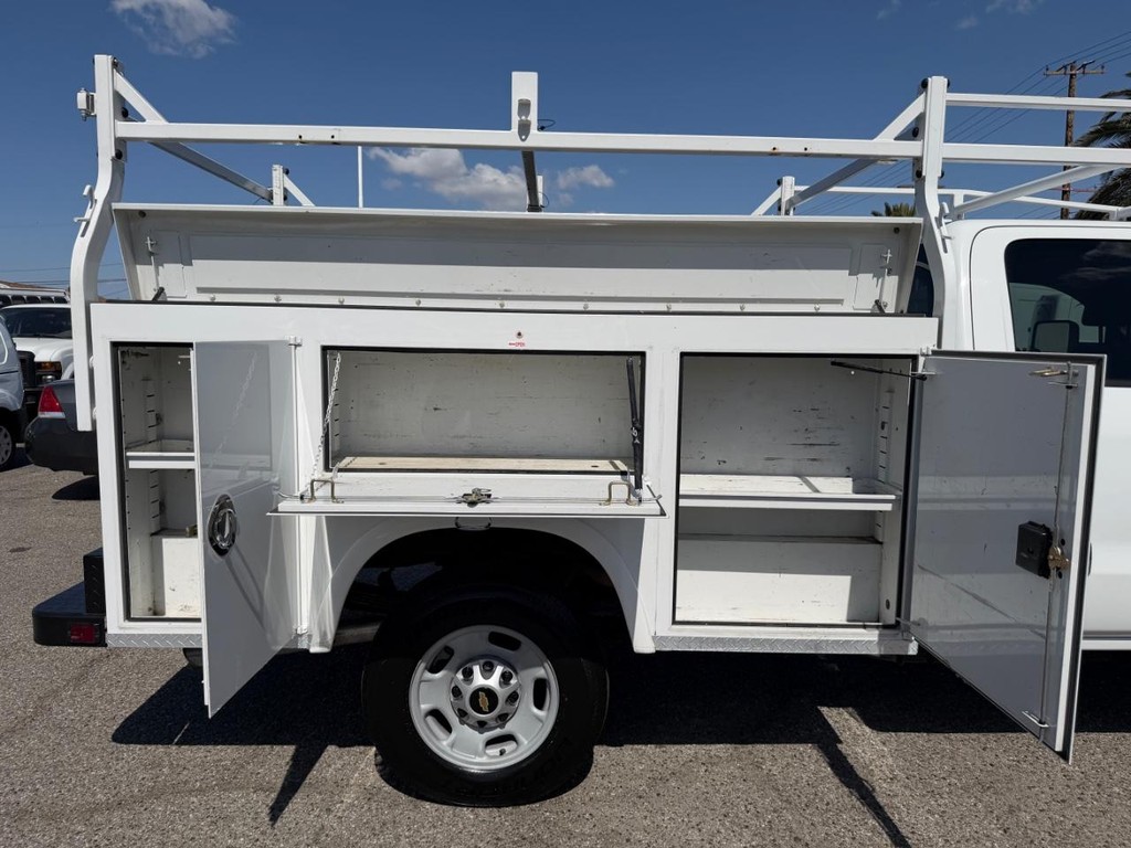 Chevrolet Silverado 2500HD Vehicle Full-screen Gallery Image 16