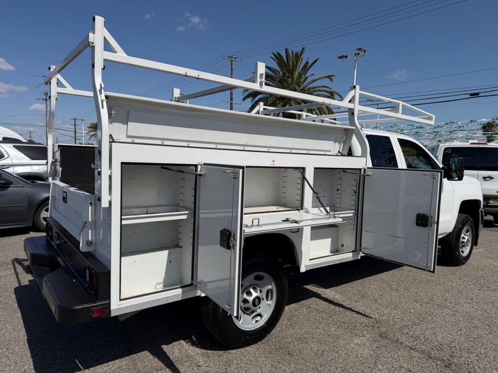Chevrolet Silverado 2500HD Vehicle Full-screen Gallery Image 17