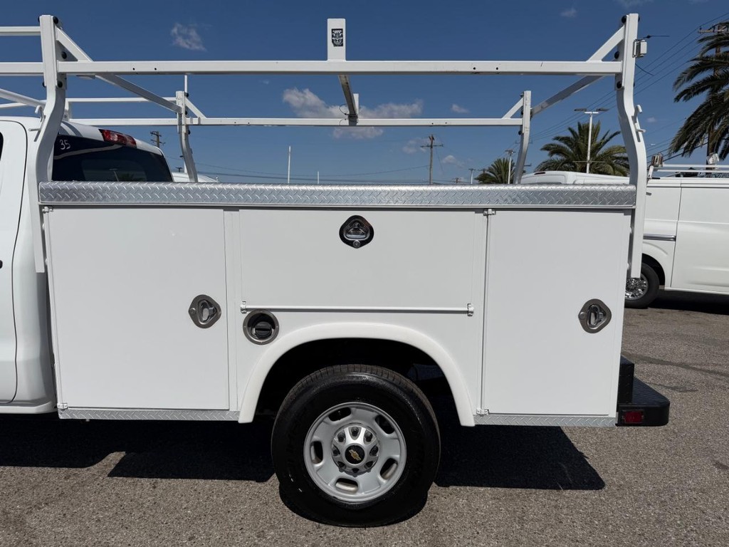 Chevrolet Silverado 2500HD Vehicle Full-screen Gallery Image 18