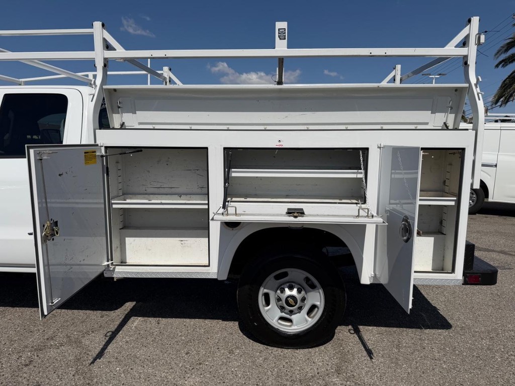 Chevrolet Silverado 2500HD Vehicle Full-screen Gallery Image 19