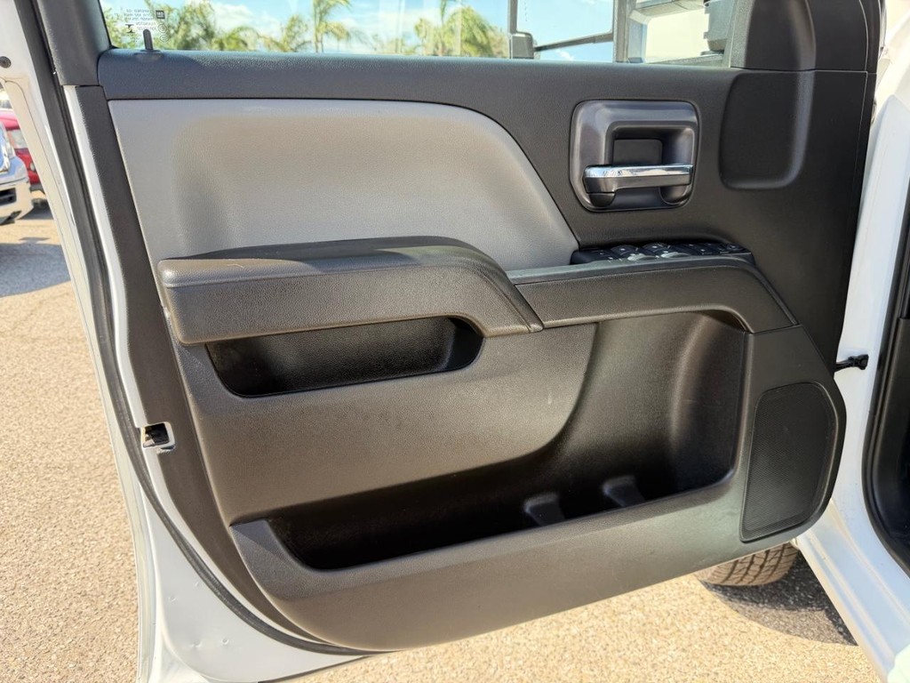 Chevrolet Silverado 2500HD Vehicle Full-screen Gallery Image 24