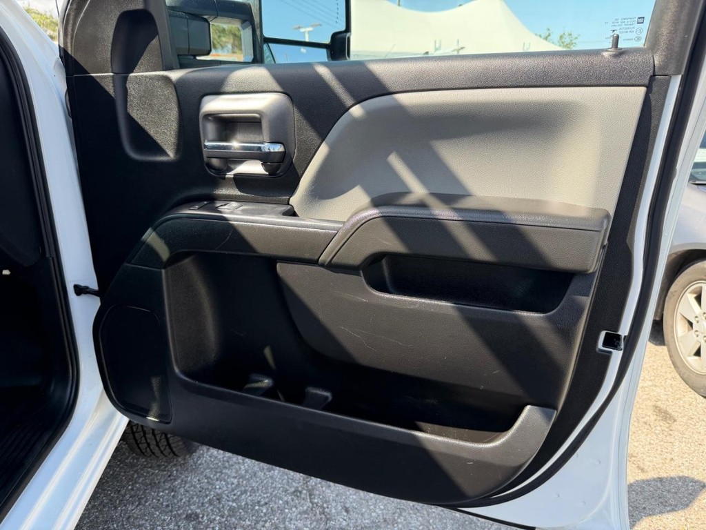 Chevrolet Silverado 2500HD Vehicle Full-screen Gallery Image 26