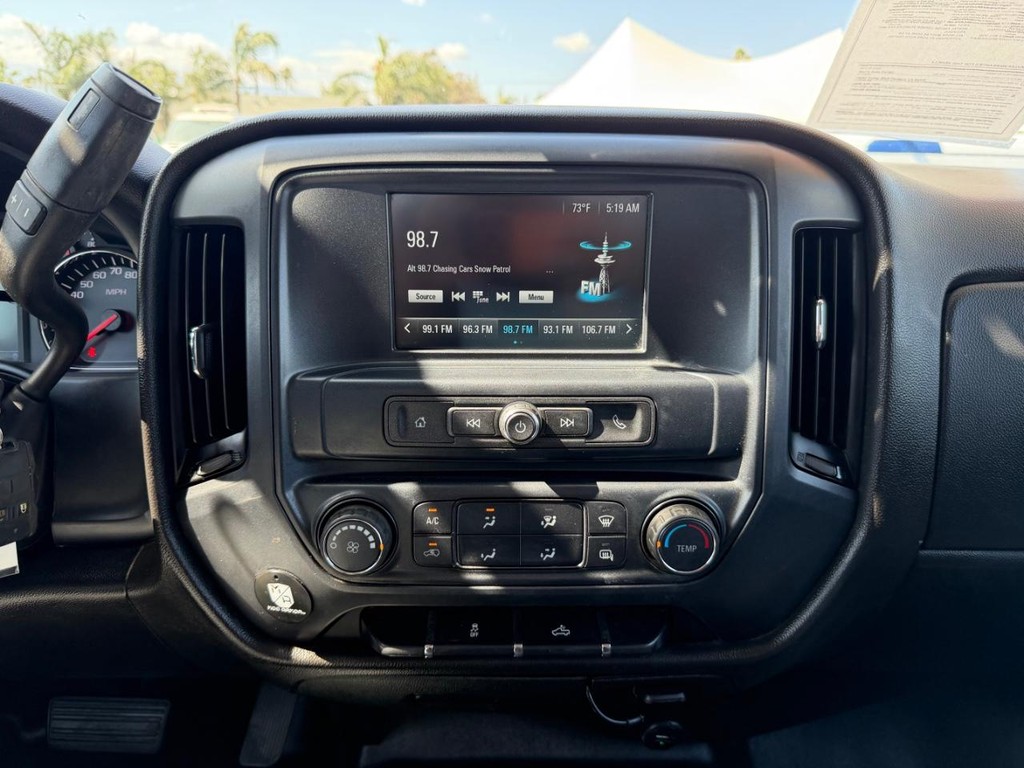 Chevrolet Silverado 2500HD Vehicle Full-screen Gallery Image 28