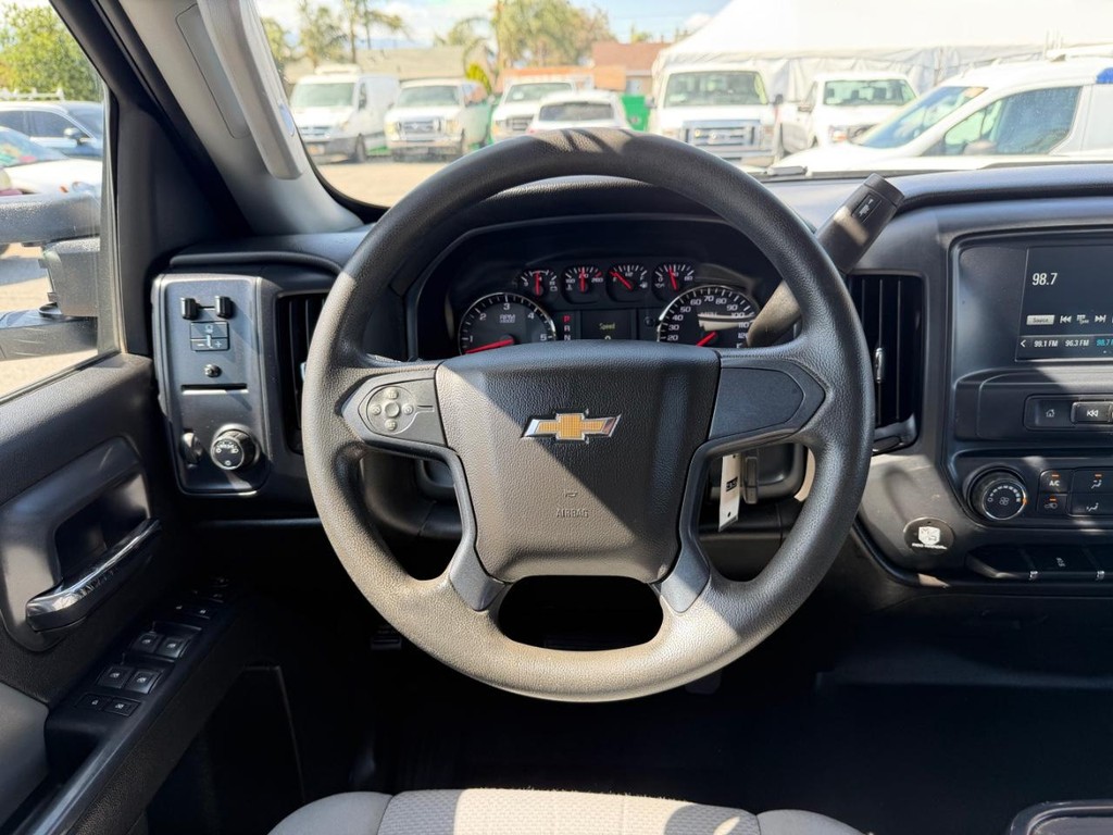 Chevrolet Silverado 2500HD Vehicle Full-screen Gallery Image 30