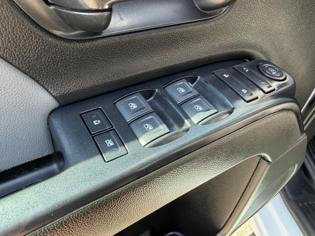 Chevrolet Silverado 2500HD Vehicle Full-screen Gallery Image 33