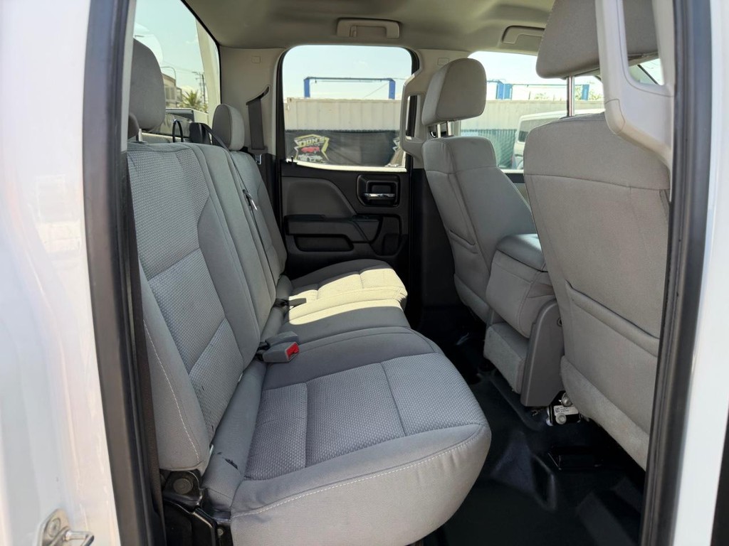 Chevrolet Silverado 2500HD Vehicle Full-screen Gallery Image 35