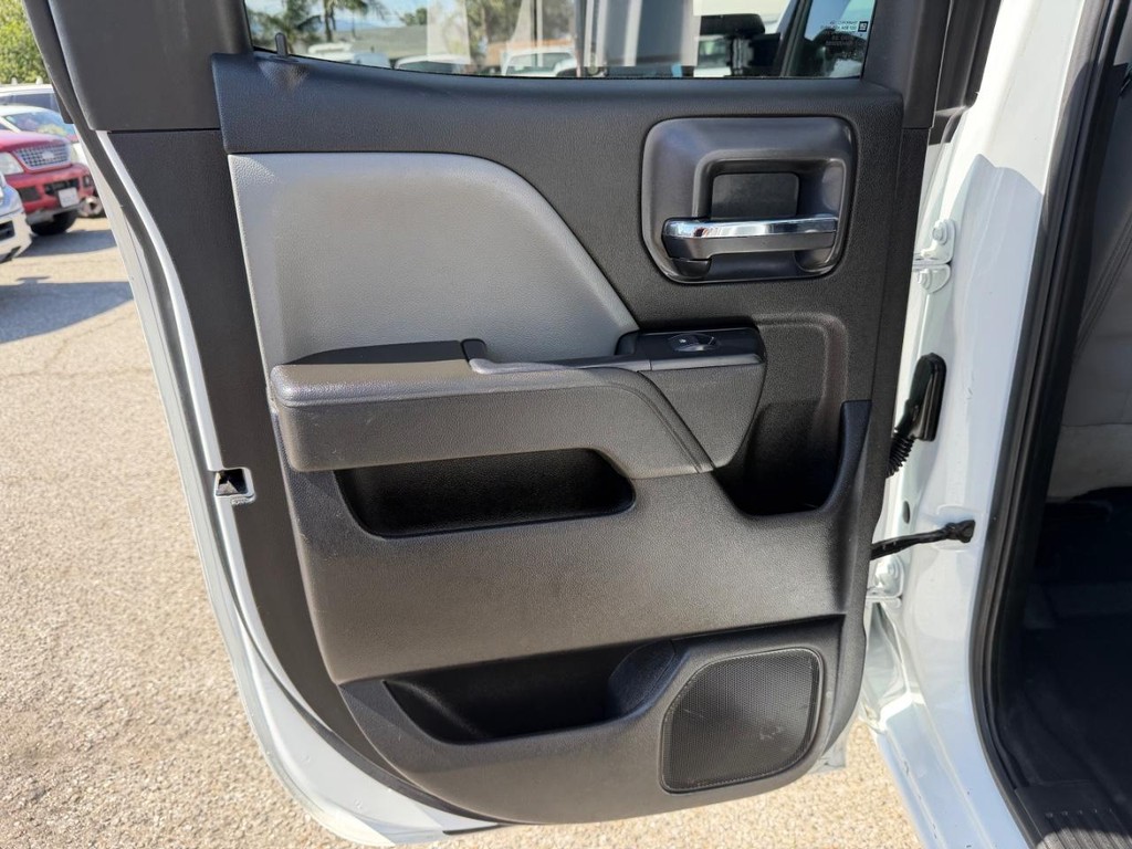 Chevrolet Silverado 2500HD Vehicle Full-screen Gallery Image 36