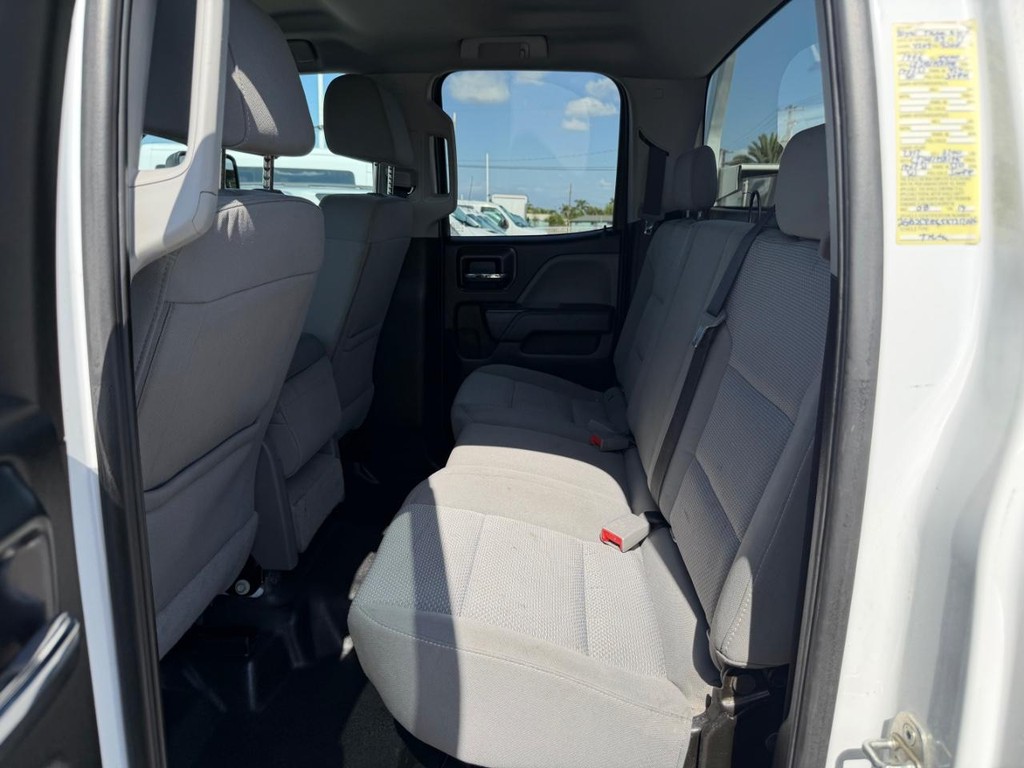 Chevrolet Silverado 2500HD Vehicle Full-screen Gallery Image 37