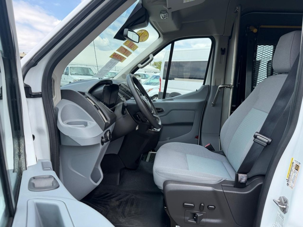 Ford Transit 350 Vehicle Full-screen Gallery Image 18