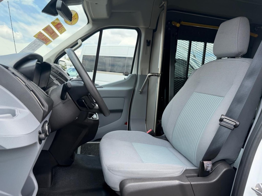 Ford Transit 350 Vehicle Full-screen Gallery Image 19