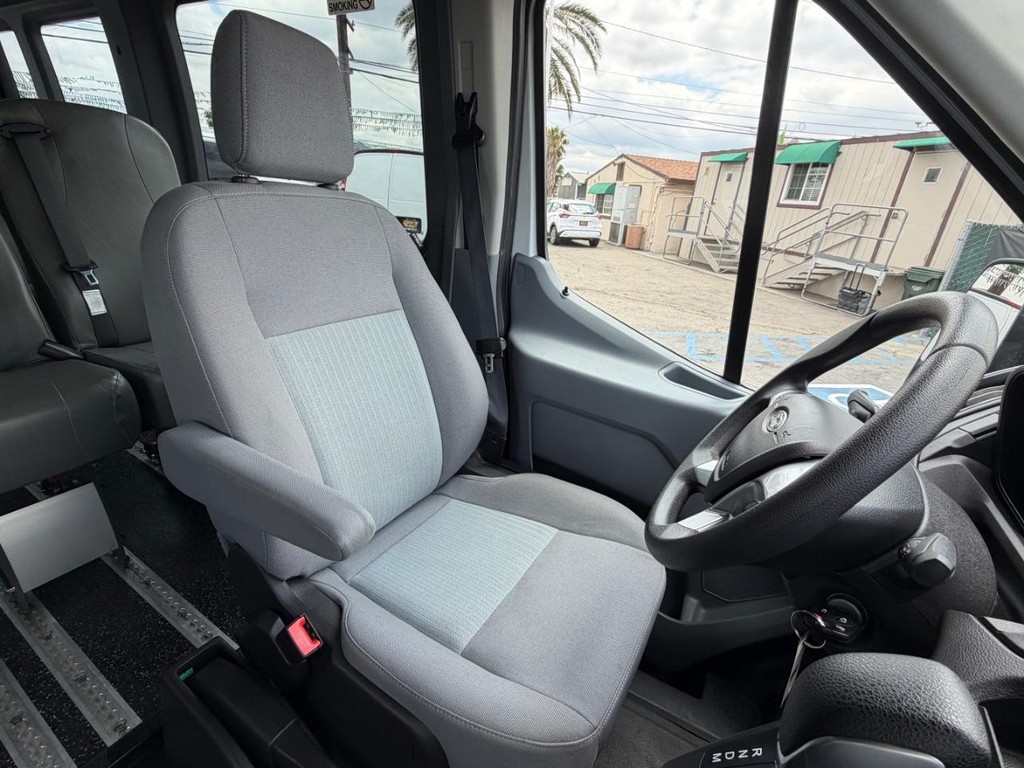 Ford Transit 350 Vehicle Full-screen Gallery Image 20