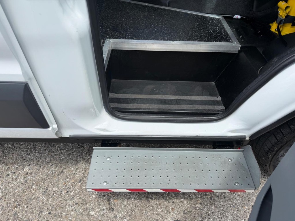 Ford Transit 350 Vehicle Full-screen Gallery Image 22