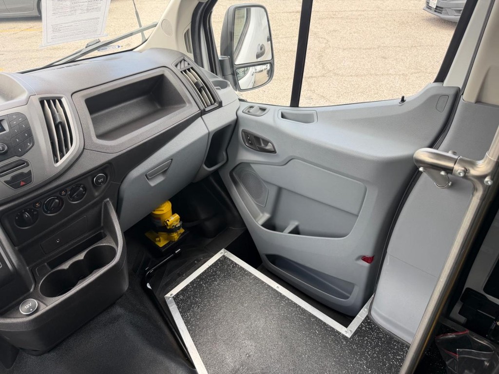 Ford Transit 350 Vehicle Full-screen Gallery Image 23