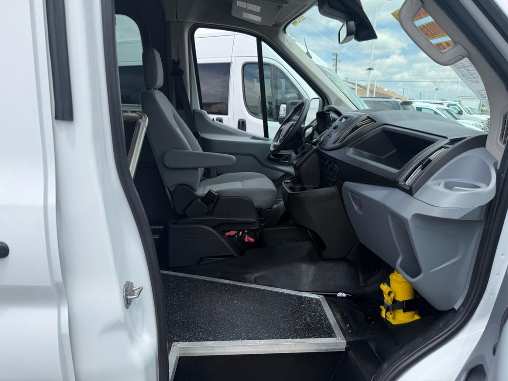Ford Transit 350 Vehicle Full-screen Gallery Image 24