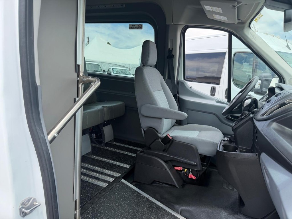 Ford Transit 350 Vehicle Full-screen Gallery Image 25