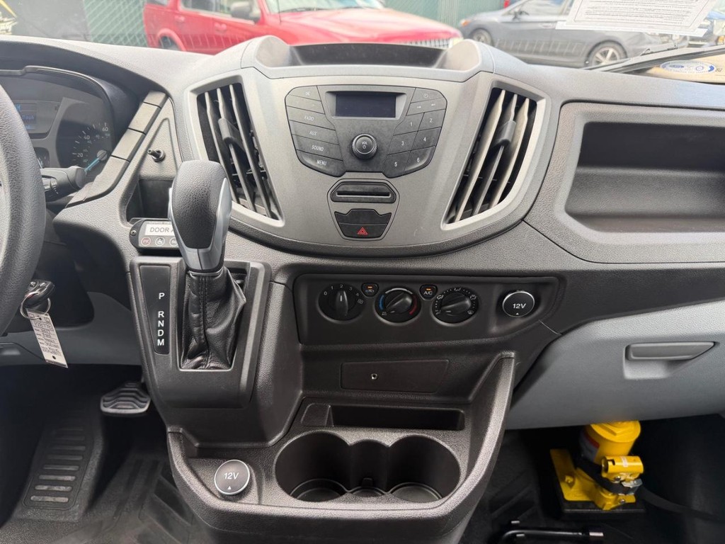 Ford Transit 350 Vehicle Full-screen Gallery Image 28