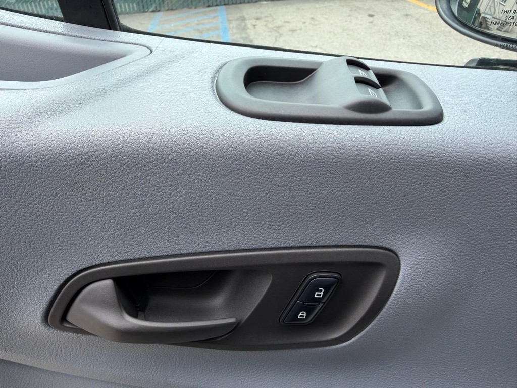 Ford Transit 350 Vehicle Full-screen Gallery Image 33