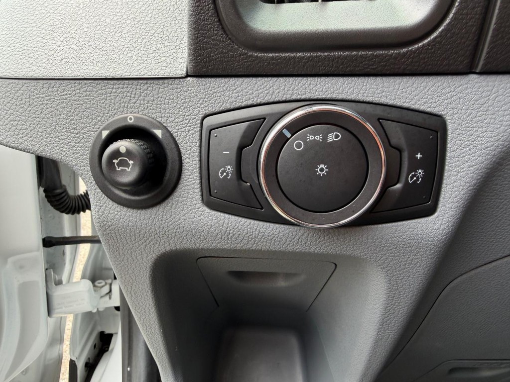 Ford Transit 350 Vehicle Full-screen Gallery Image 36