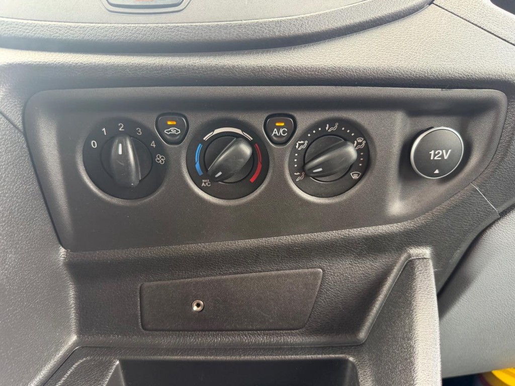 Ford Transit 350 Vehicle Full-screen Gallery Image 37