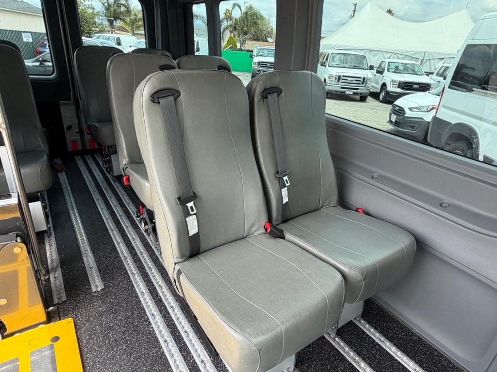 Ford Transit 350 Vehicle Full-screen Gallery Image 40