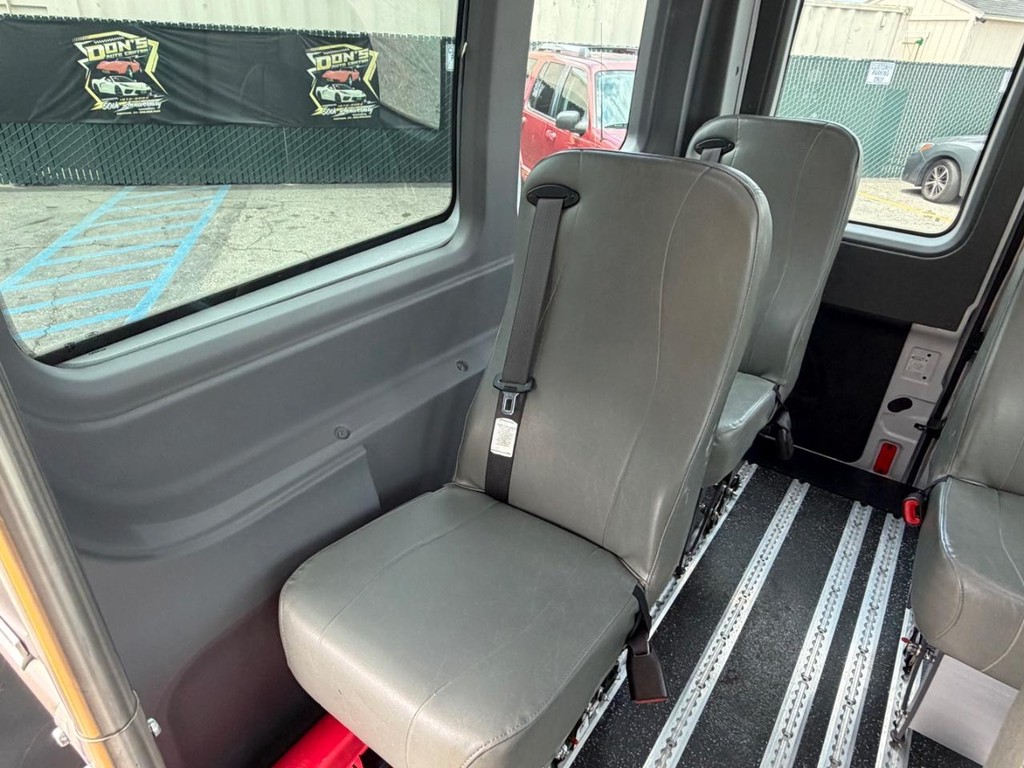 Ford Transit 350 Vehicle Full-screen Gallery Image 41