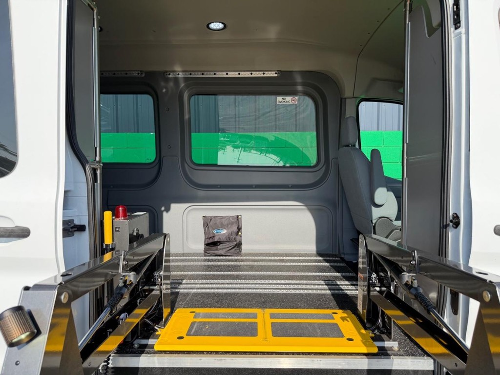 Ford Transit 350 Vehicle Full-screen Gallery Image 63