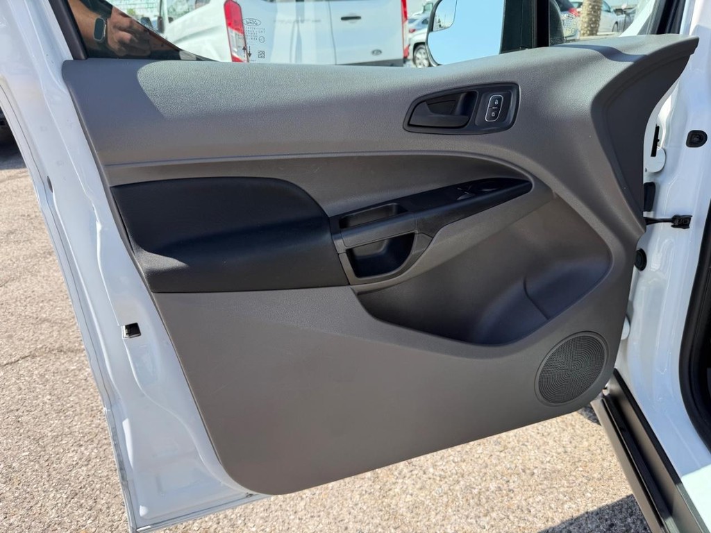 Ford Transit Connect Vehicle Full-screen Gallery Image 25