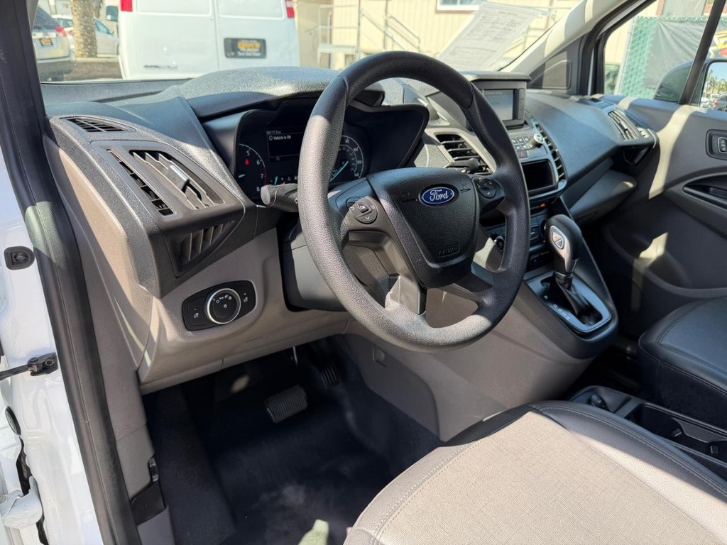 Ford Transit Connect Vehicle Full-screen Gallery Image 26
