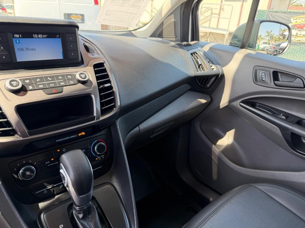 Ford Transit Connect Vehicle Full-screen Gallery Image 36
