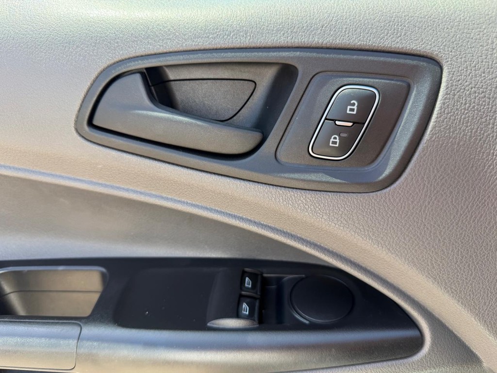 Ford Transit Connect Vehicle Full-screen Gallery Image 37