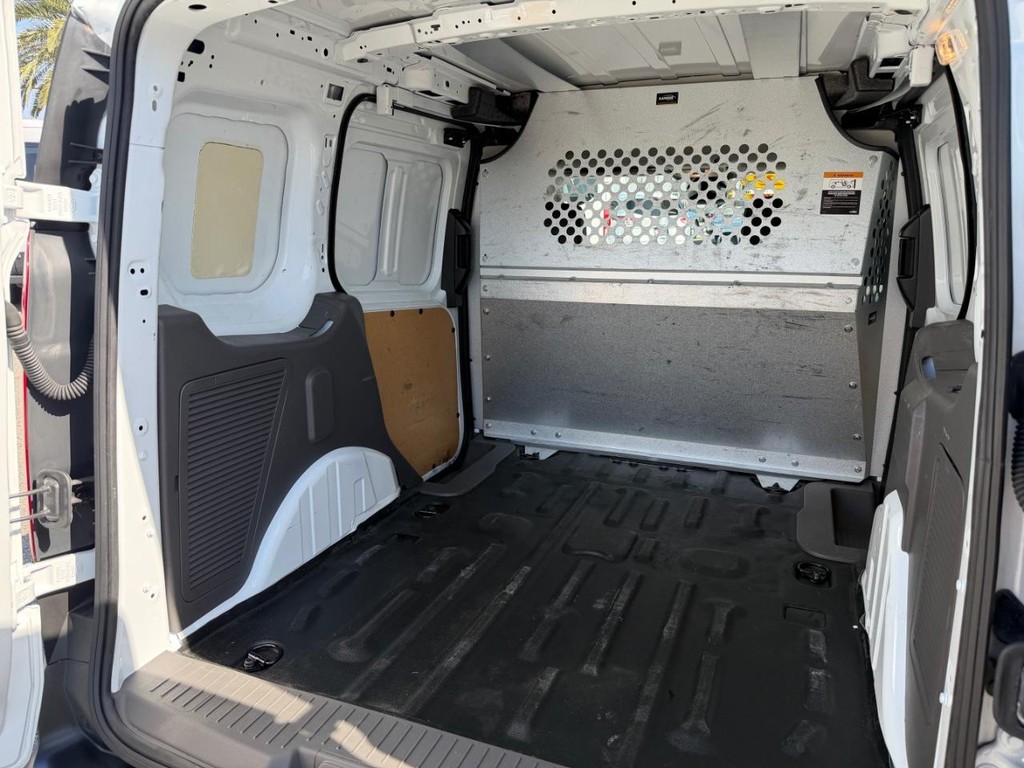 Ford Transit Connect Vehicle Full-screen Gallery Image 17