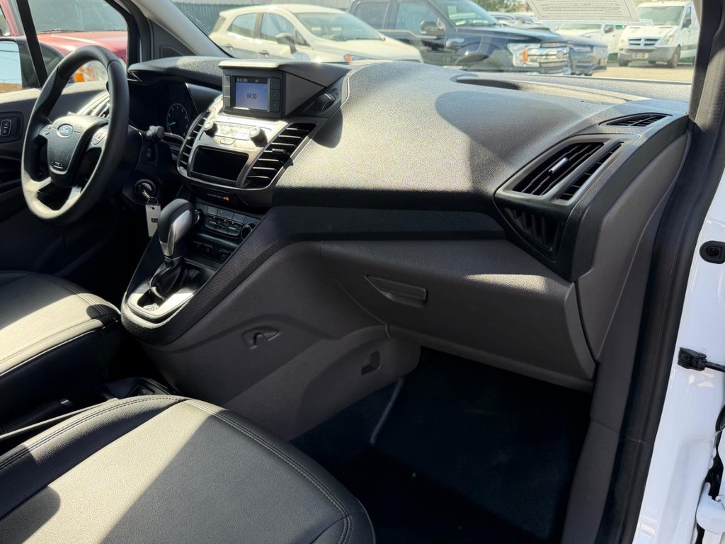 Ford Transit Connect Vehicle Full-screen Gallery Image 30