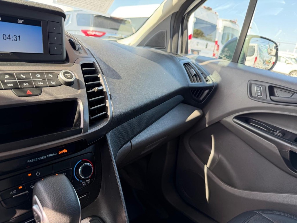 Ford Transit Connect Vehicle Full-screen Gallery Image 36