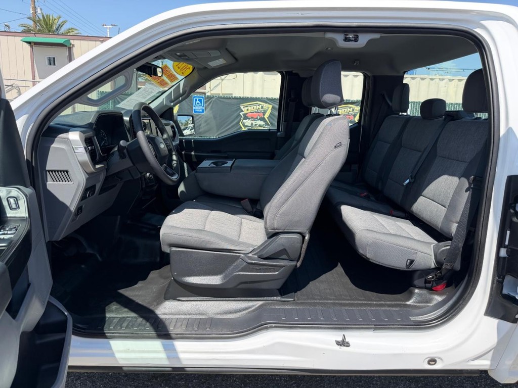 Ford F-150 Vehicle Full-screen Gallery Image 17