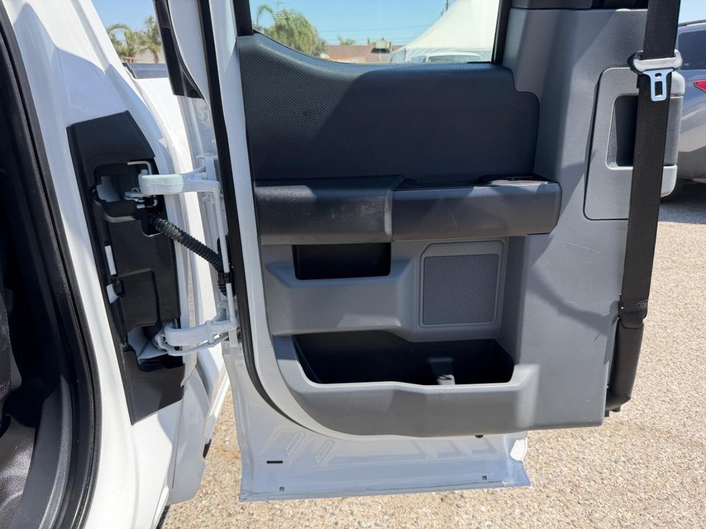 Ford F-150 Vehicle Full-screen Gallery Image 19