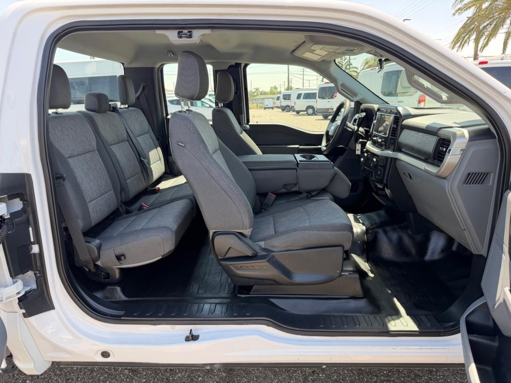 Ford F-150 Vehicle Full-screen Gallery Image 24