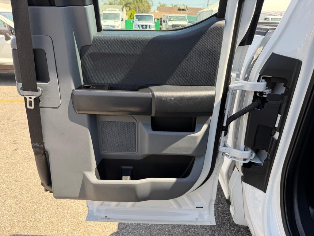 Ford F-150 Vehicle Full-screen Gallery Image 26