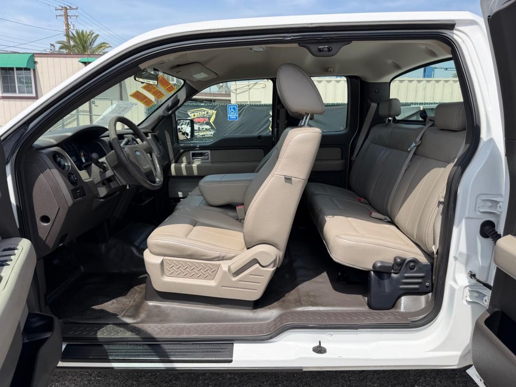 Ford F-150 Vehicle Full-screen Gallery Image 17