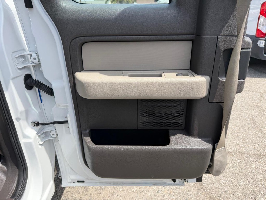 Ford F-150 Vehicle Full-screen Gallery Image 19